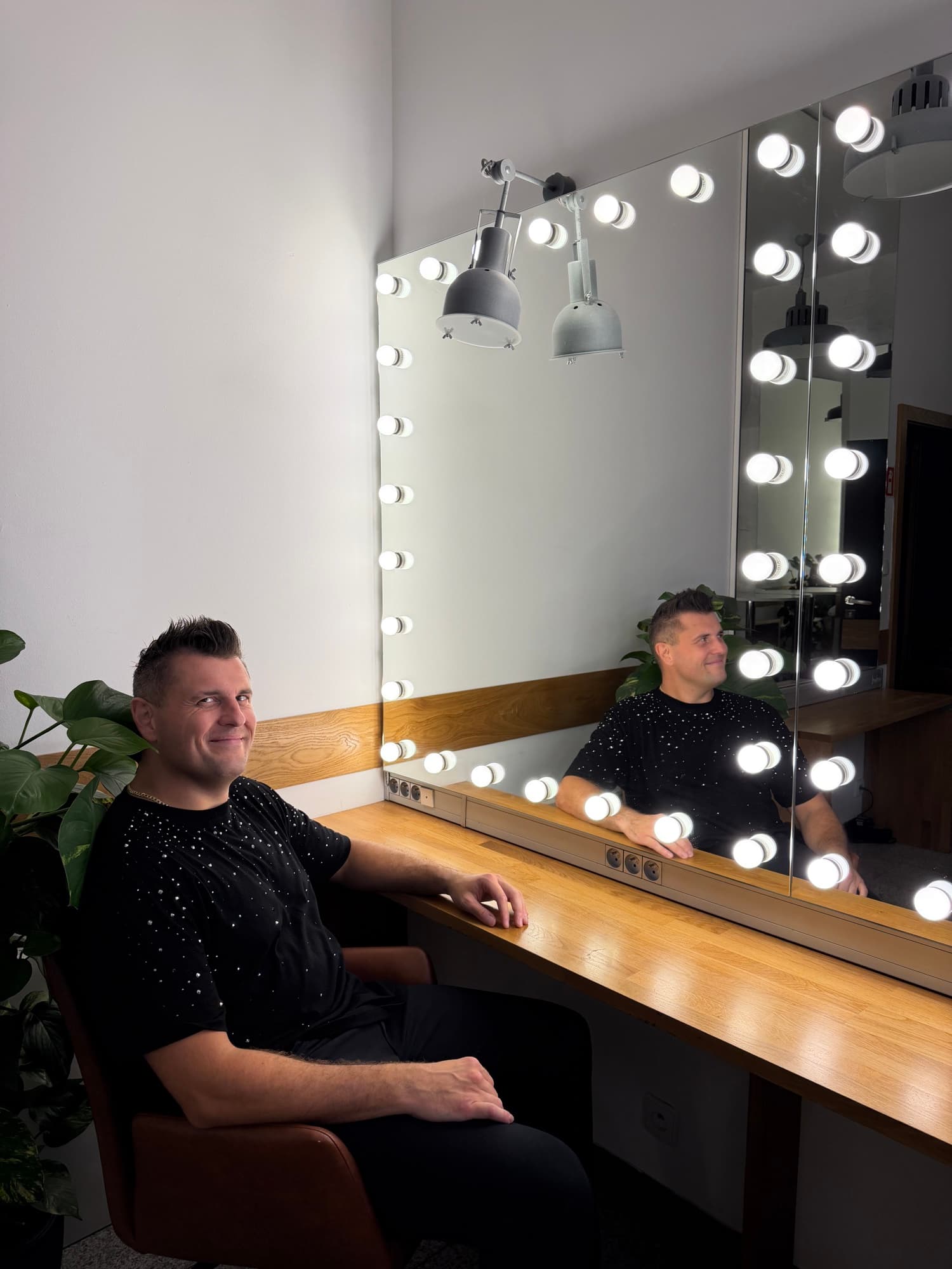 Rafciu uśmiechnięty w garderobie